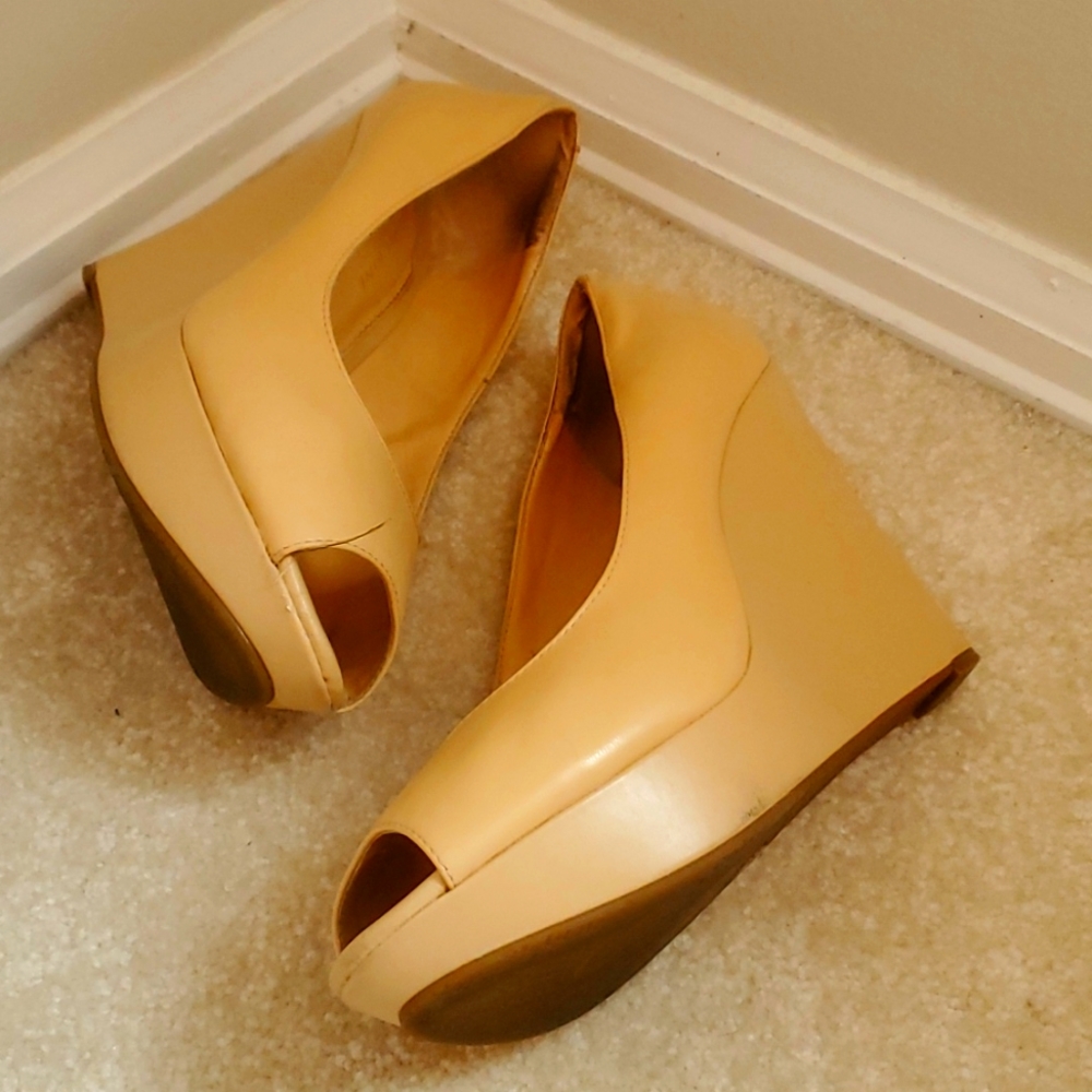 Gianni Bini Cream Leather Open Toe Platforms. Size 9
